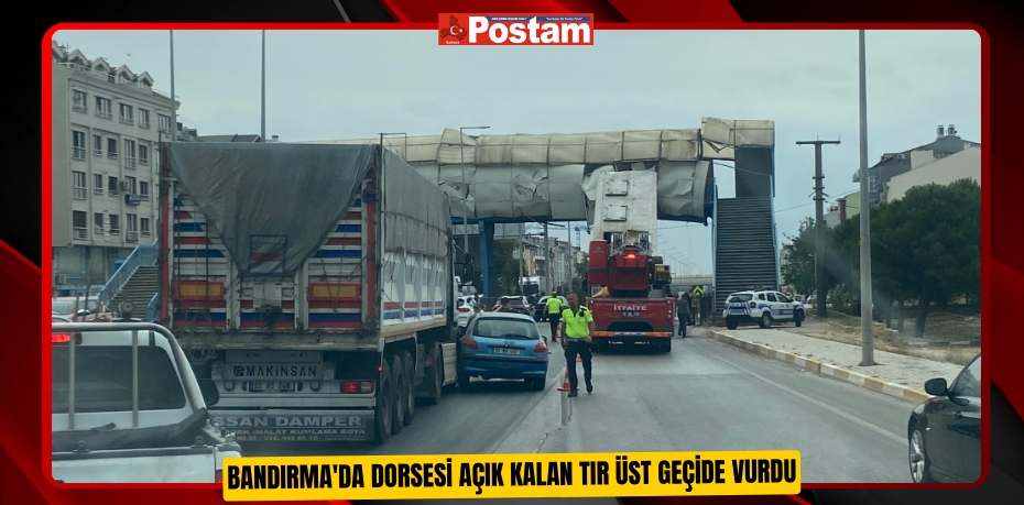 Bandırma'da dorsesi açık kalan tır üst geçide vurdu