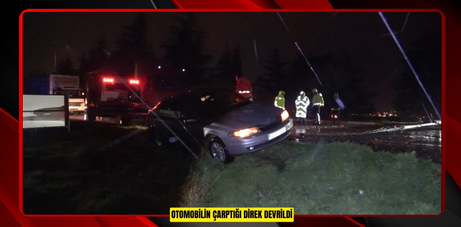 Otomobilin çarptığı direk devrildi