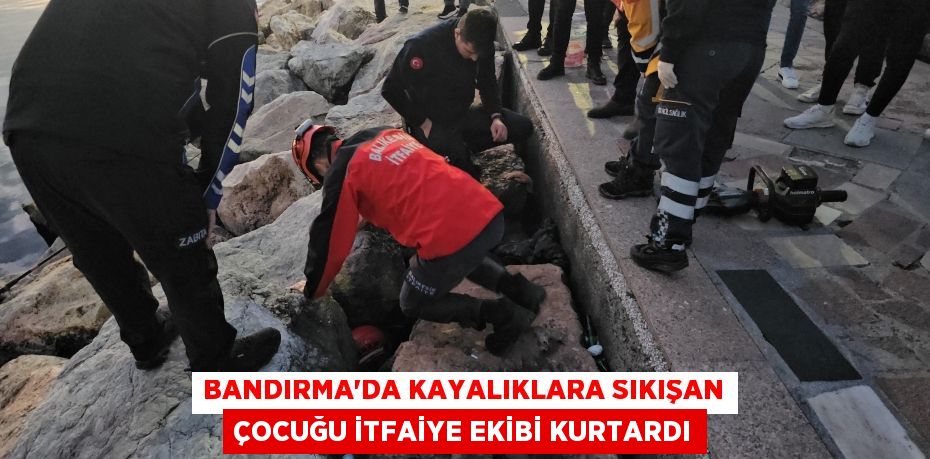 Bandırma'da kayalıklara sıkışan çocuğu itfaiye ekibi kurtardı
