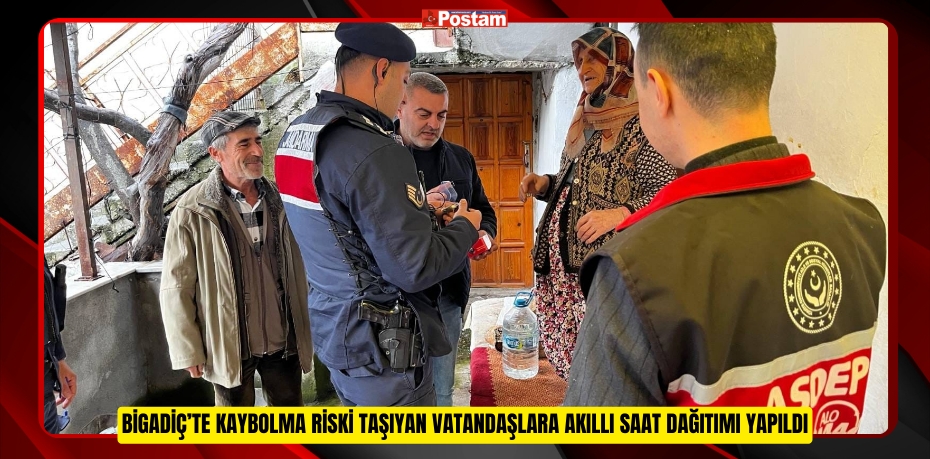 Bigadiç’te kaybolma riski taşıyan vatandaşlara akıllı saat dağıtımı yapıldı