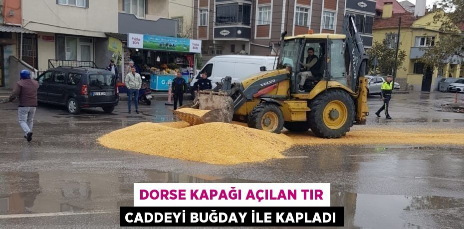 Dorse kapağı açılan tır caddeyi buğday ile kapladı