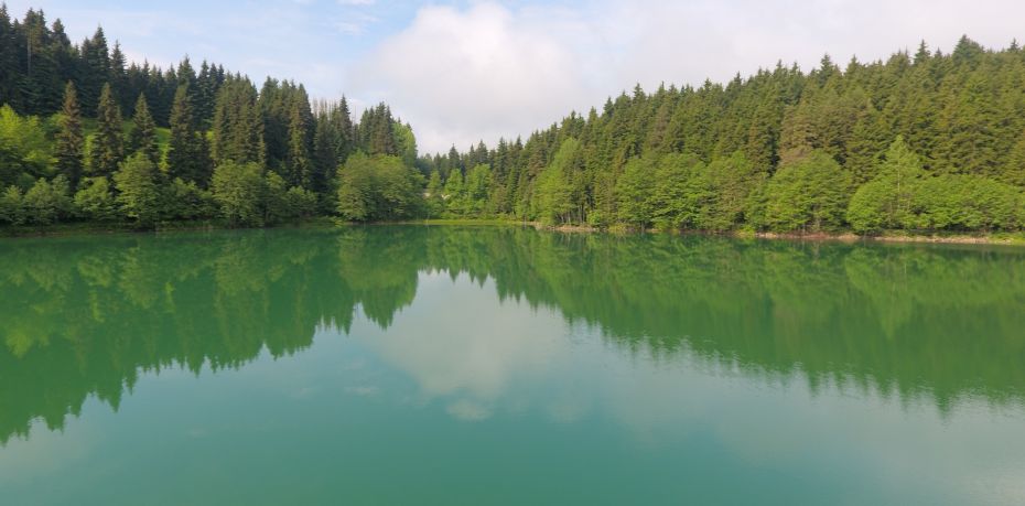 Artvin’in Şavşat ilçesindeki Karagöl her mevsim ayrı güzel