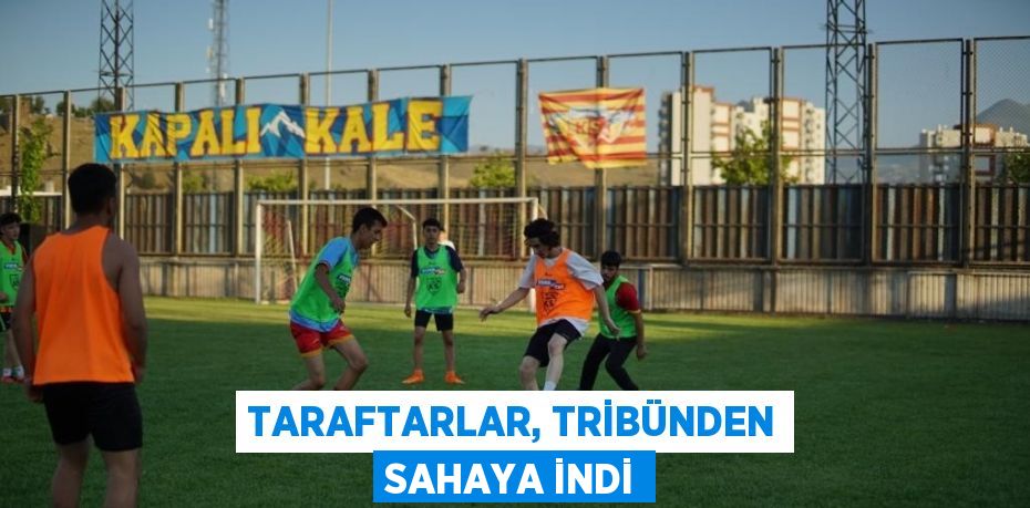 TARAFTARLAR, TRİBÜNDEN SAHAYA İNDİ