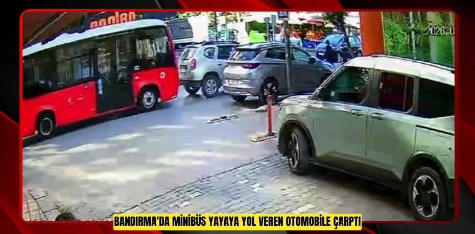 Bandırma'da minibüs yayaya yol veren otomobile çarptı