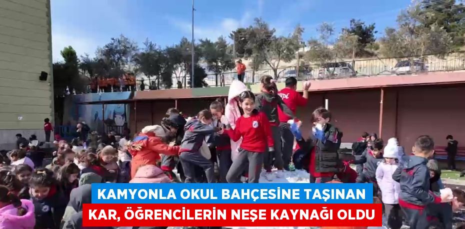 KAMYONLA OKUL BAHÇESİNE TAŞINAN KAR, ÖĞRENCİLERİN NEŞE KAYNAĞI OLDU