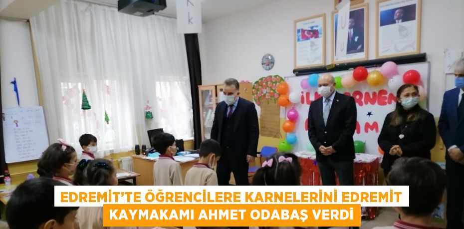 EDREMİT’TE ÖĞRENCİLERE KARNELERİNİ EDREMİT KAYMAKAMI AHMET ODABAŞ VERDİ