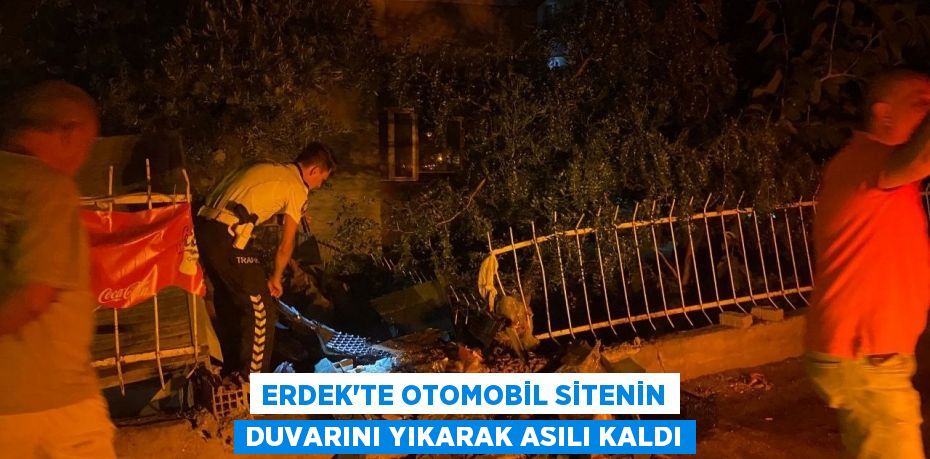 Erdek'te otomobil sitenin duvarını yıkarak asılı kaldı