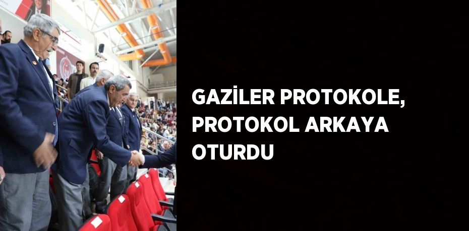 GAZİLER PROTOKOLE, PROTOKOL ARKAYA OTURDU