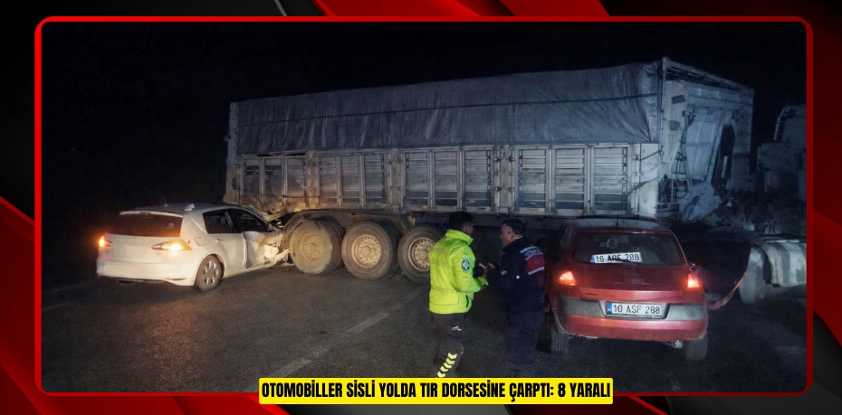 Otomobiller sisli yolda tır dorsesine çarptı: 8 yaralı