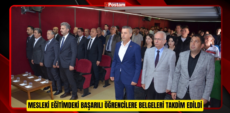 MESLEKİ EĞİTİMDEKİ BAŞARILI ÖĞRENCİLERE BELGELERİ TAKDİM EDİLDİ