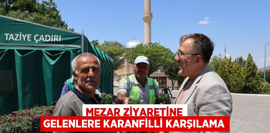 MEZAR ZİYARETİNE GELENLERE KARANFİLLİ KARŞILAMA