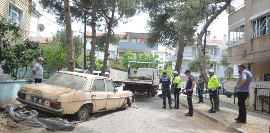 AYVALIK’TA CADDE VE SOKAKLAR HURDA ARAÇLARDAN TEMİZLENİYOR