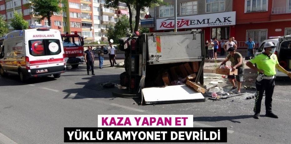 Kaza yapan et yüklü kamyonet devrildi