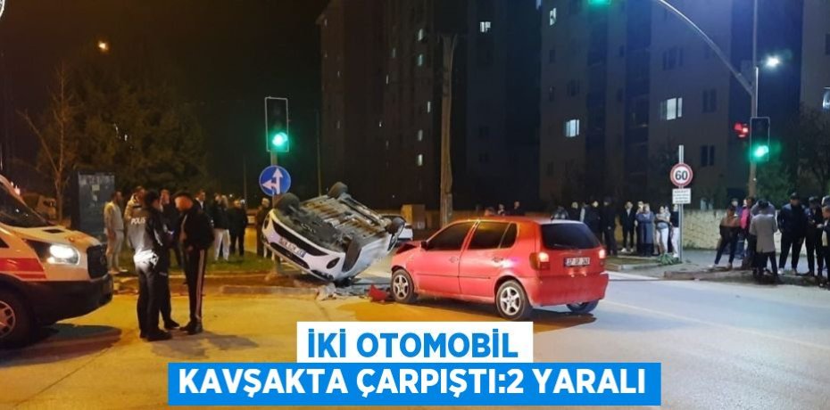 İKİ OTOMOBİL KAVŞAKTA ÇARPIŞTI:2 YARALI