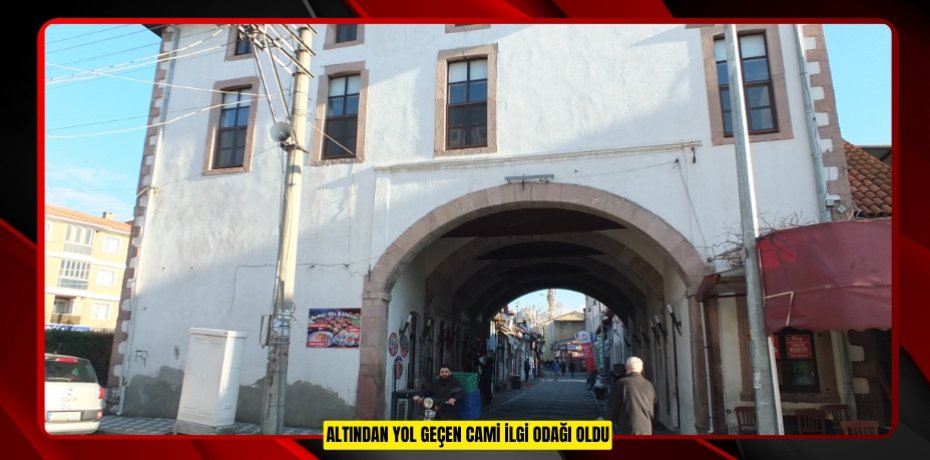 Altından yol geçen cami ilgi odağı oldu