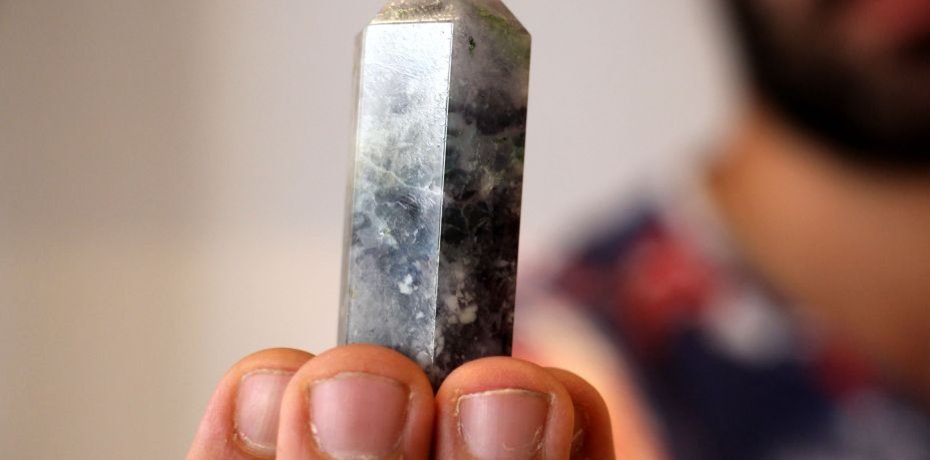 Doğal taşları tasarıma dönüştürerek şifa dağıtıyor