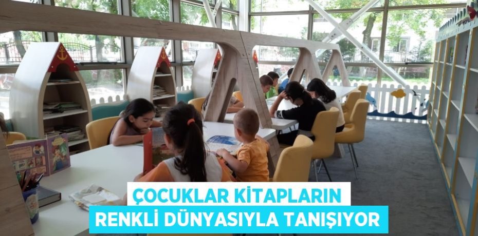 Çocuklar kitapların renkli dünyasıyla tanışıyor