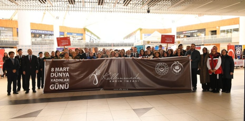 BÜYÜKŞEHİR FARKINDALIK STANDIYLA KADINLARI BİLGİLENDİRDİ