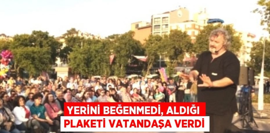 YERİNİ BEĞENMEDİ, ALDIĞI PLAKETİ VATANDAŞA VERDİ