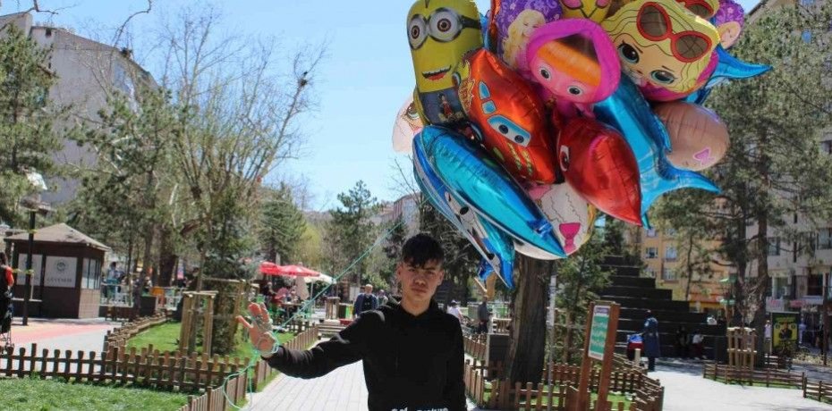 SATTIĞI BALONLARLA ESKİŞEHİR SOKAKLARINA RENK KATIYOR