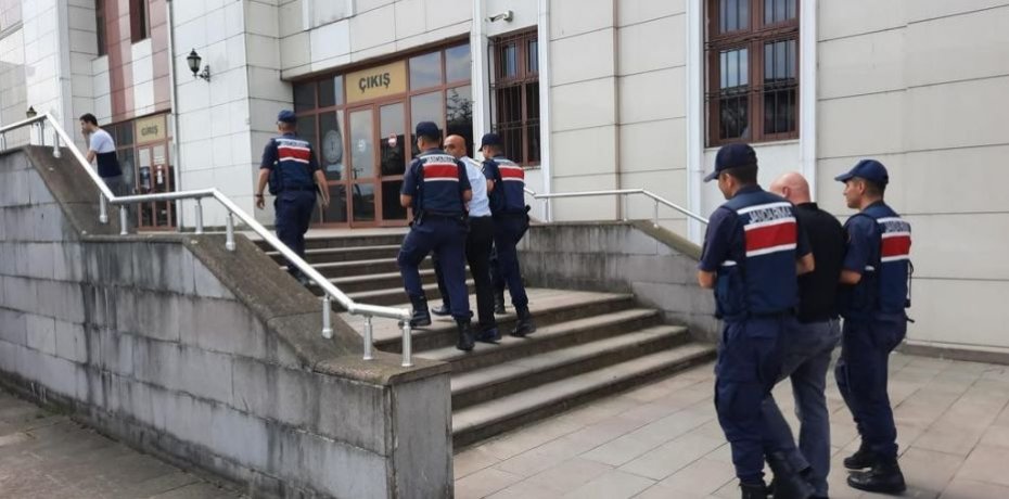 Hem arkadaşını hem kendini yakalattı