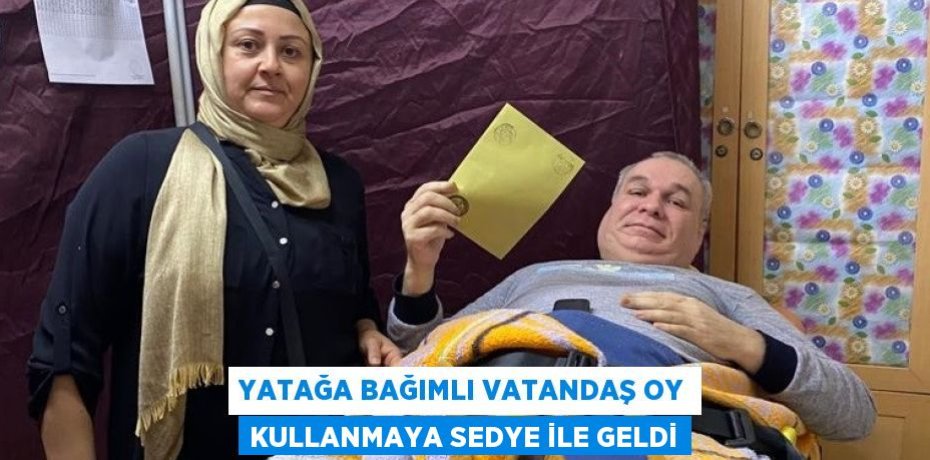 Yatağa bağımlı vatandaş oy kullanmaya sedye ile geldi