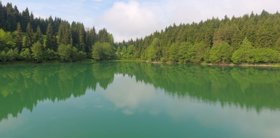 Artvin’in Şavşat ilçesindeki Karagöl her mevsim ayrı güzel