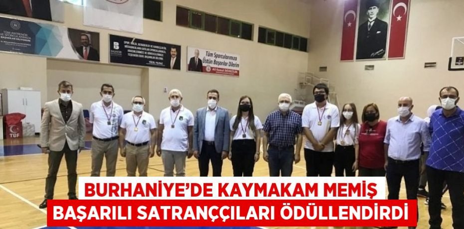 BURHANİYE’DE KAYMAKAM MEMİŞ BAŞARILI SATRANÇÇILARI ÖDÜLLENDİRDİ