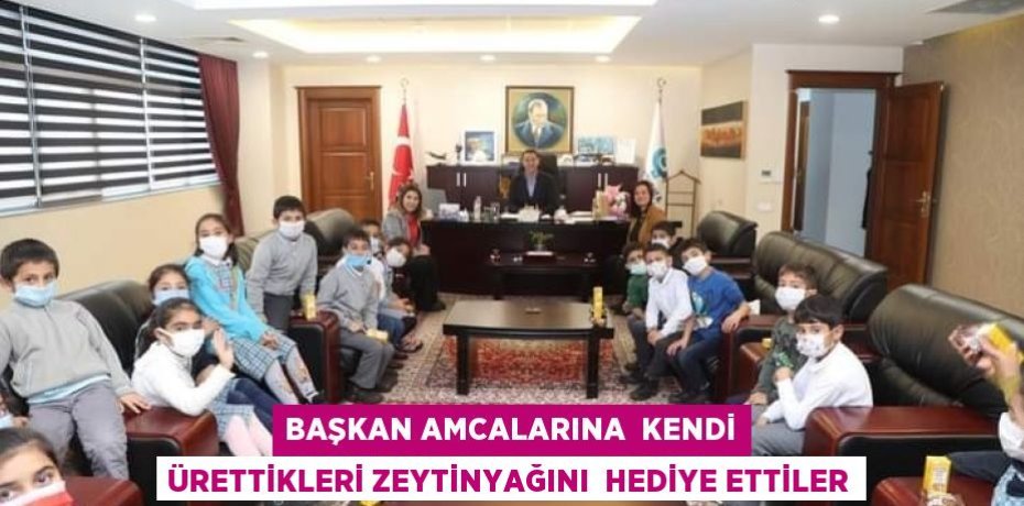 Başkan amcalarına  kendi ürettikleri zeytinyağını  hediye ettiler