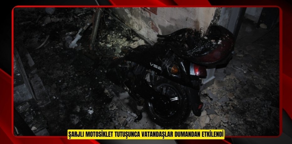 Şarjlı motosiklet tutuşunca vatandaşlar dumandan etkilendi  