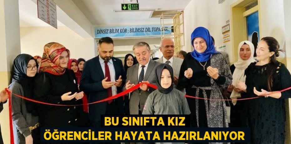 BU SINIFTA KIZ ÖĞRENCİLER HAYATA HAZIRLANIYOR