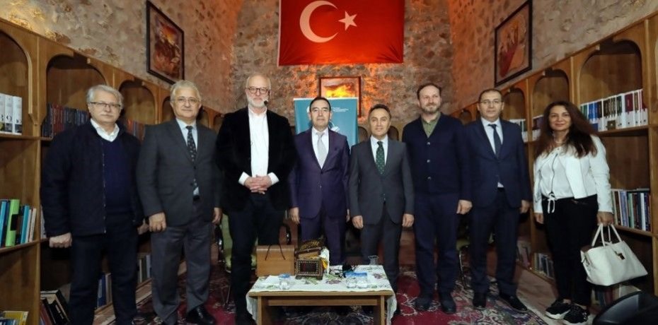 İLK TÜRK MEDRESESİNDE 'İNSANIN HUZUR ARAYIŞI' KONFERANSI YAPILDI