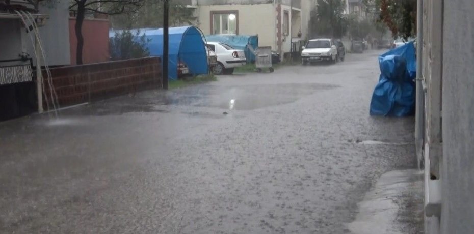 YARIM SAATLİK SAĞANAK SU BASKINLARINA NEDEN OLDU