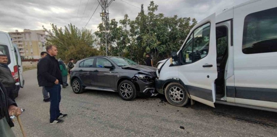 OTOMOBİL İLE MİNİBÜS KAFA KAFAYA ÇARPIŞTI  5 YARALI