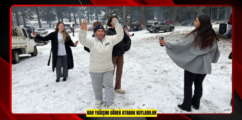 Kar yağışını göbek atarak kutladılar  