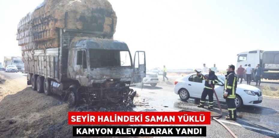 Seyir halindeki saman yüklü kamyon alev alarak yandı