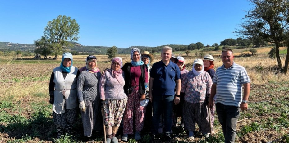 MİLLETVEKİLİ CANBEY BİBER FİDESİNİ DİKİME HAZIRLAYAN ÜRETİCİLERİ ZİYARET ETTİ
