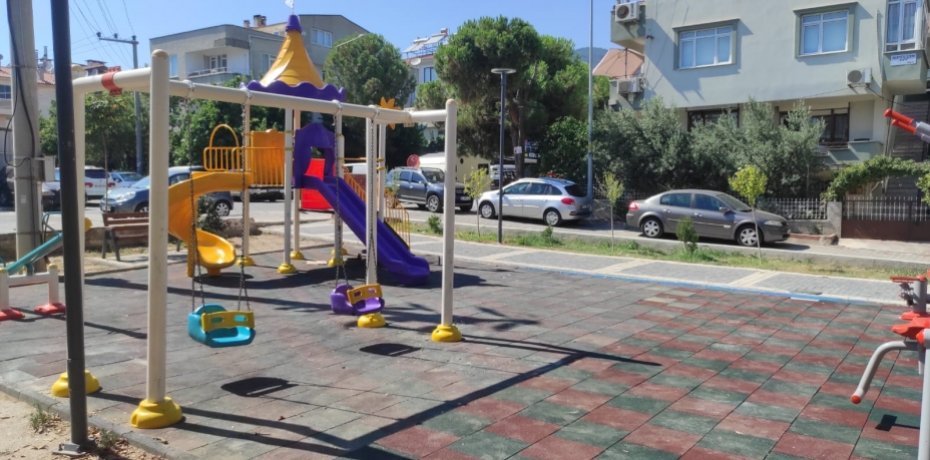 EDREMİT'TE PARKLAR YENİLENİYOR