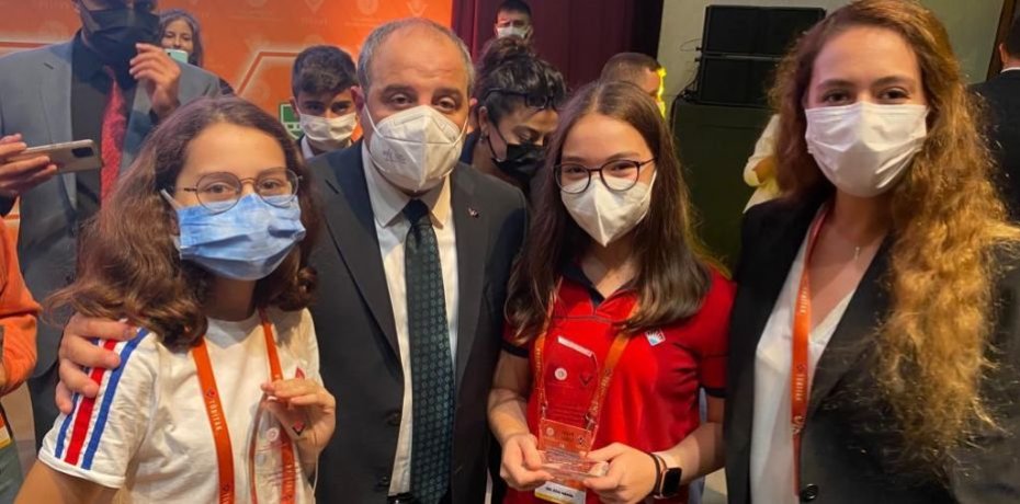 ÖDÜLÜNÜ BAKAN VARANK’TAN ALDI