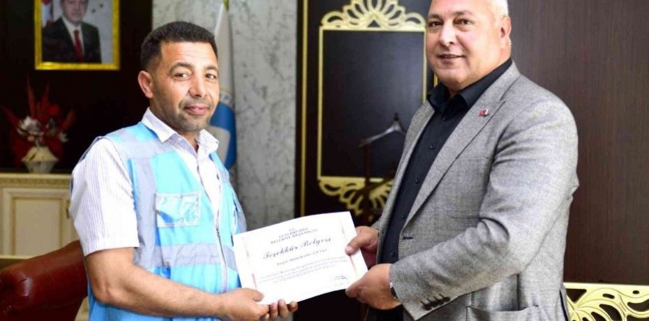 TEMİZLİK İŞÇİLERİNE BAYRAM İKRAMİYESİ