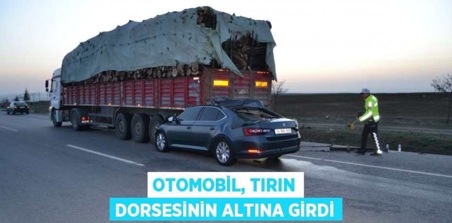 Otomobil, tırın dorsesinin altına girdi