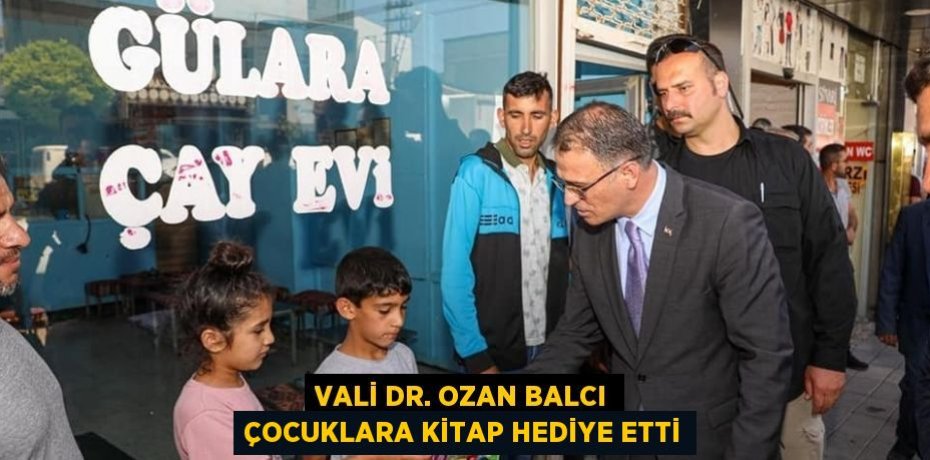 VALİ DR. OZAN BALCI ÇOCUKLARA KİTAP HEDİYE ETTİ