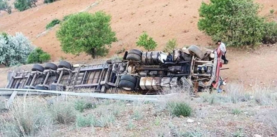 TIR ŞARAMPOLE DEVRİLDİ  1 YARALI